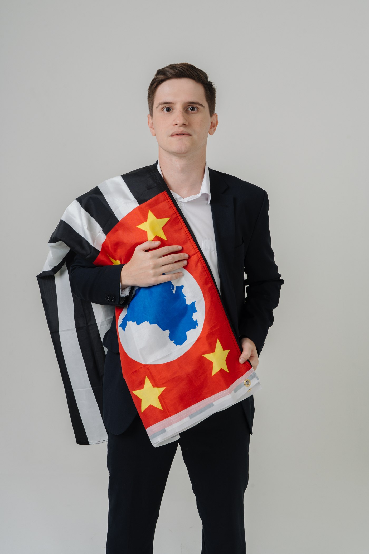 Lucas Pavanato de Oliveira com a bandeira de São Paulo