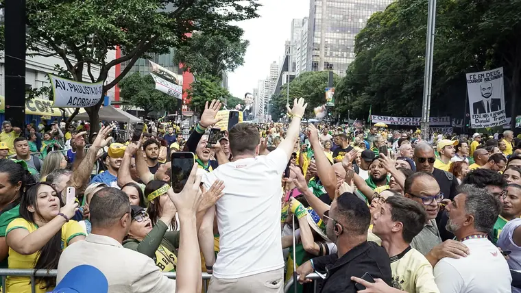 Lucas Pavanato diante da multidão em ato público